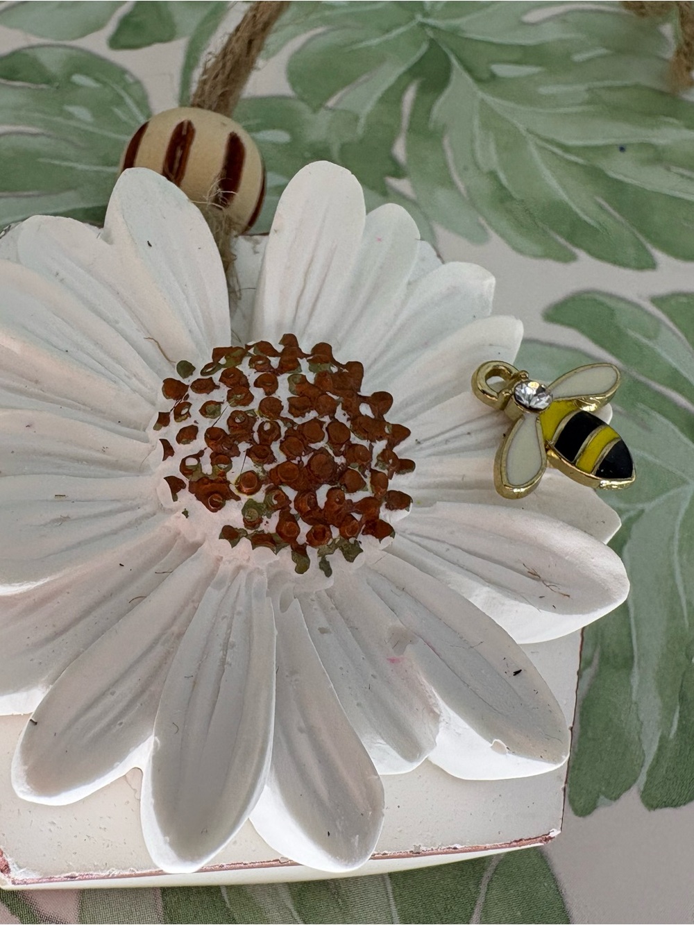 White Daisy Aroma Stone with Yellow Bee Charm Decor
